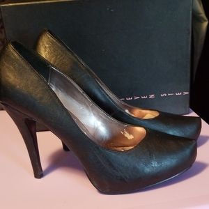 Steven by Steve Madden black pumps